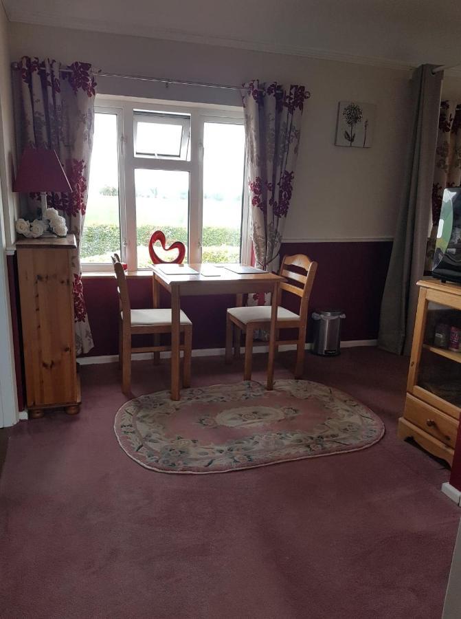 Chimneys B&B Holbrook  Bagian luar foto
