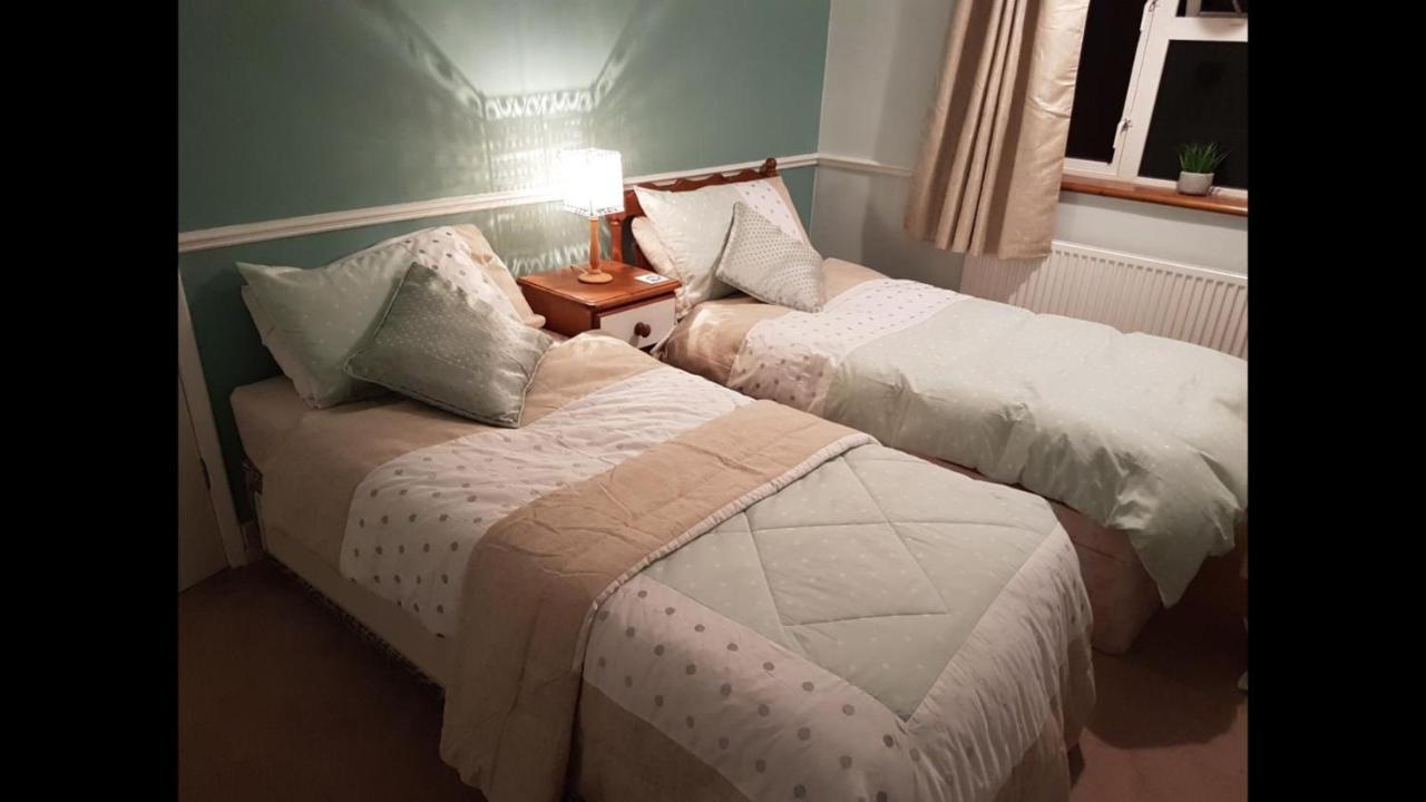 Chimneys B&B Holbrook  Bagian luar foto