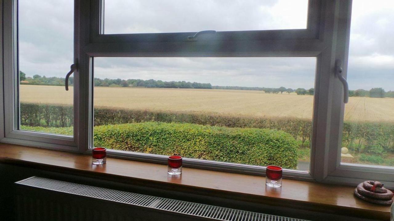 Chimneys B&B Holbrook  Bagian luar foto