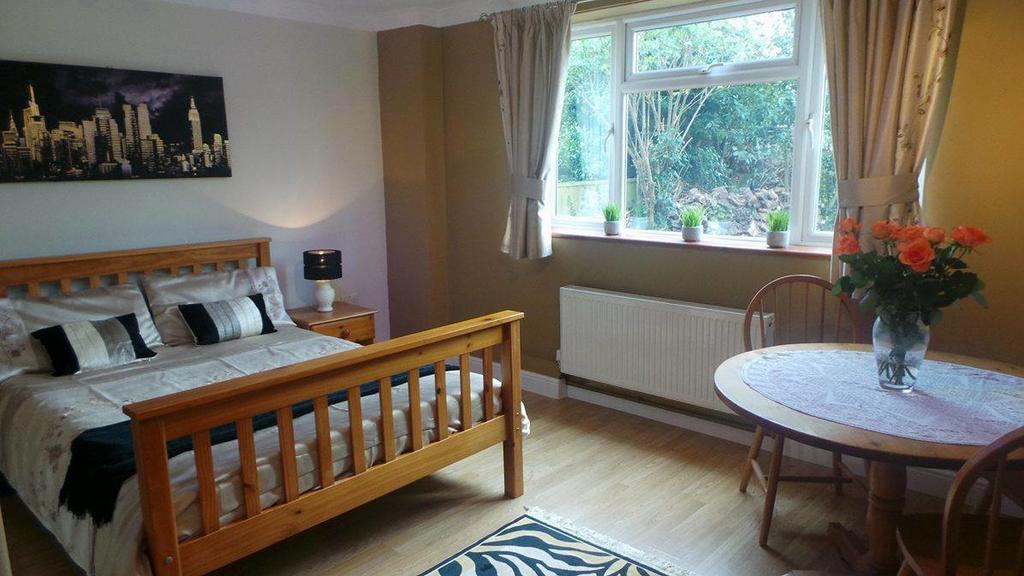 Chimneys B&B Holbrook  Bagian luar foto