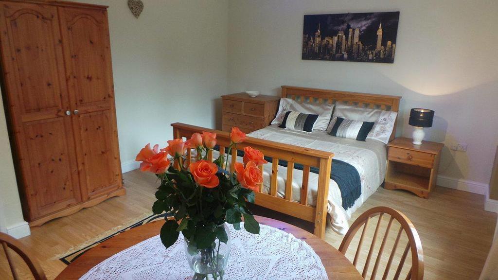Chimneys B&B Holbrook  Bagian luar foto