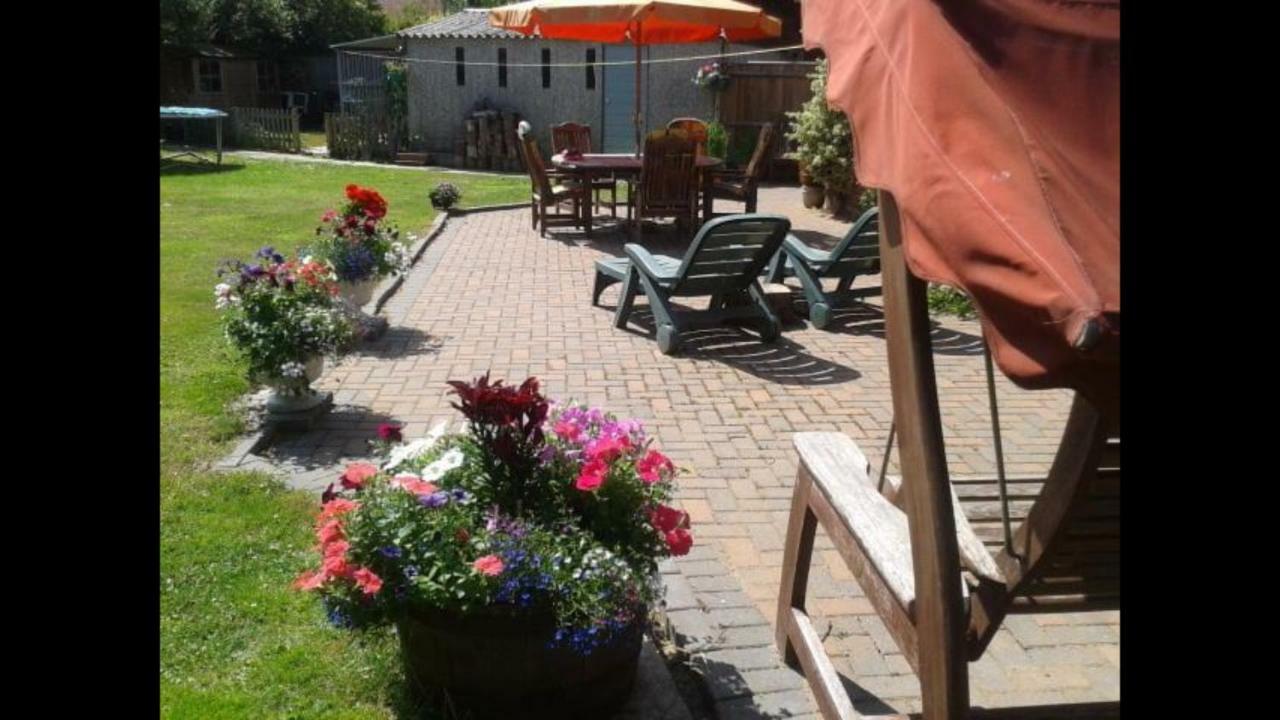 Chimneys B&B Holbrook  Bagian luar foto